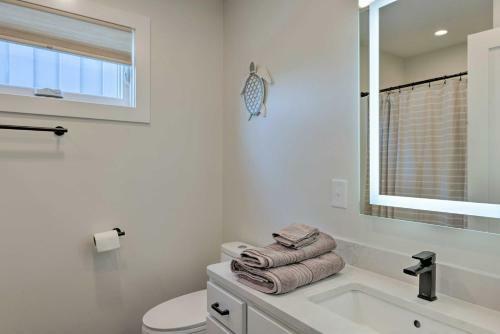 Bright Traverse City Townhome Walk To Beach!