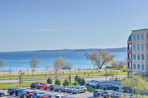 Bright Traverse City Townhome Walk To Beach!