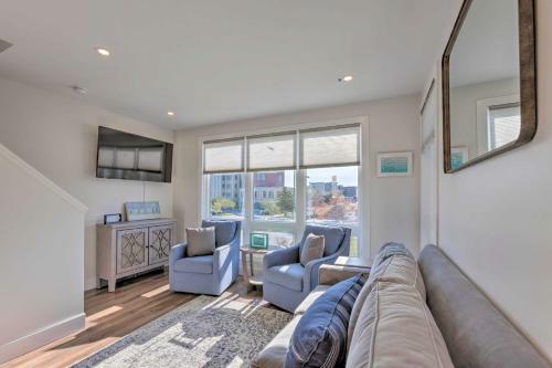 Bright Traverse City Townhome Walk To Beach!
