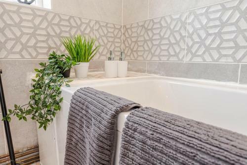 Cheerful 4 Bedrooms Home 8 Mn To Train Station