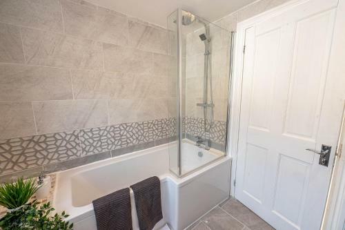 Cheerful 4 Bedrooms Home 8 Mn To Train Station