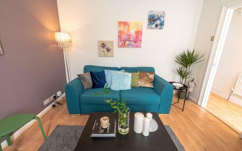 Cheerful 4 Bedrooms Home 8 Mn To Train Station