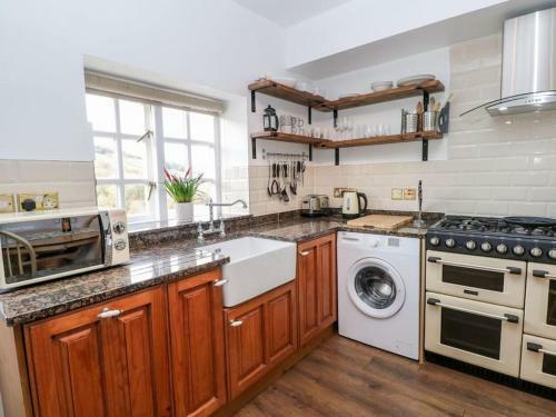 North View Cottage - Log Burner,views,parking,walks,peak District,dogs
