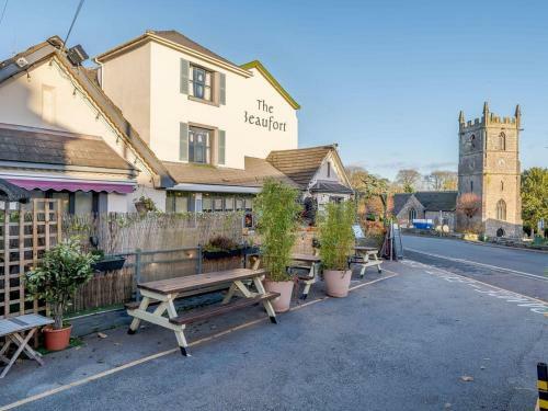 The Raglan Studio - Uk34008