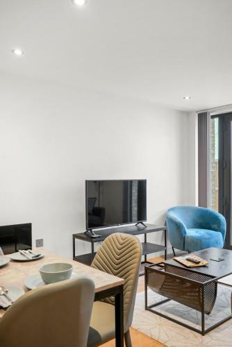 Stylish 2 Bed Apartment With Patio