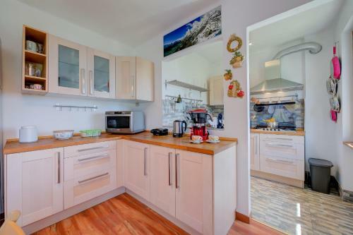 Cherry Tree House Pet & Child Friendly - Happy Rentals