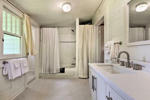 Historic Gulfport Bungalow Walk To Beaches!