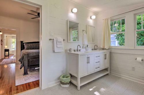 Historic Gulfport Bungalow Walk To Beaches!
