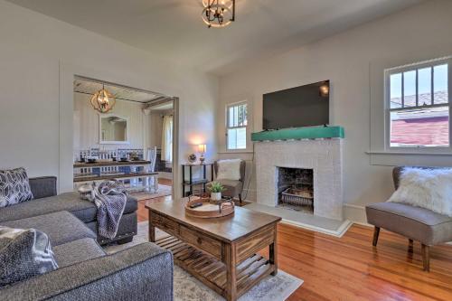 Historic Gulfport Bungalow Walk To Beaches!