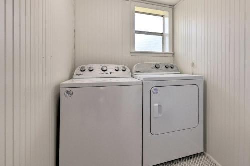 Historic Gulfport Bungalow Walk To Beaches!