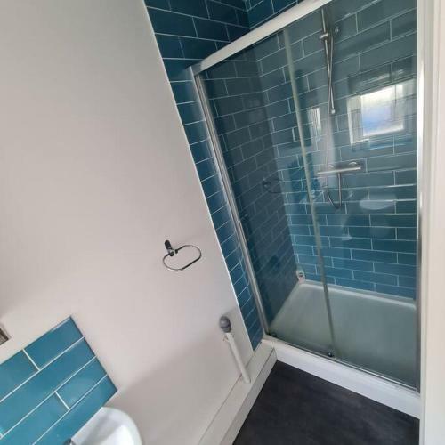 Groundfloor 1 Bedroom Apartment With Free Parking!