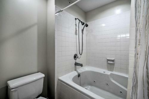 Apartamento Holiday Hills Condo With Balcony And Pool Access