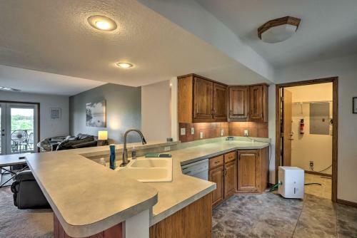 Apartamento Lakefront Osage Beach Condo With Shared Pool!