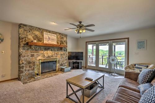 Apartamento Lakefront Osage Beach Condo With Shared Pool!