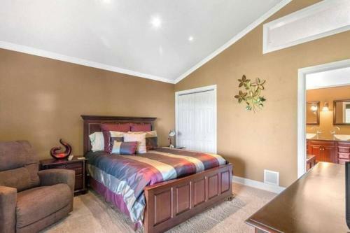 Massive Group Friendly Home With Lake Views
