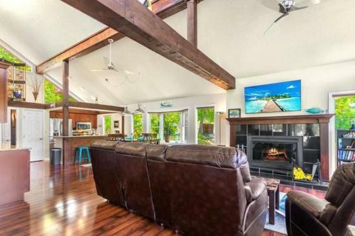 Massive Group Friendly Home With Lake Views