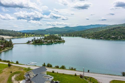Exquisite Lake View Getaway