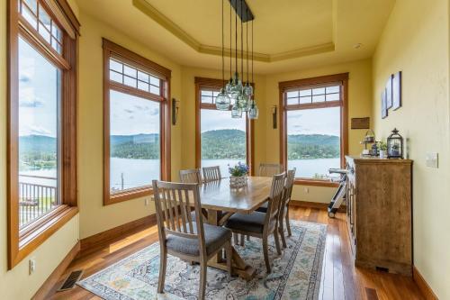 Exquisite Lake View Getaway