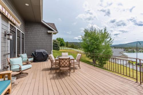 Exquisite Lake View Getaway