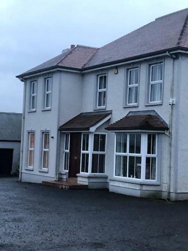Spacious Farmhouse With Lovely Views, Omagh & Ferm