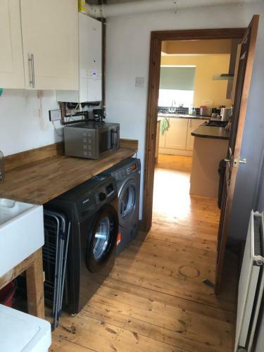 4 Bedroom House Walking Distance To Silverstone C