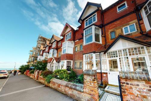No.10 Seaside Apartment - Ground Floor, Sleeps 6