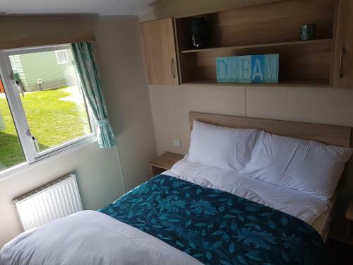 Luxury 6 Birth Caravan With Hot Tub In Skegness