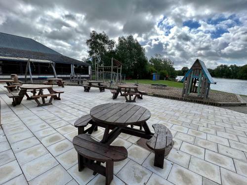 Mallard Corner, Cosy Cotswold Lakeview Lodge