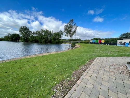 Mallard Corner, Cosy Cotswold Lakeview Lodge