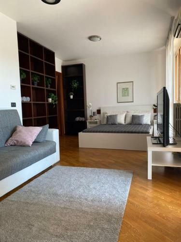 Hostal Bedandbreakfast Eni Torri Lombarde San Donato Bbqueen