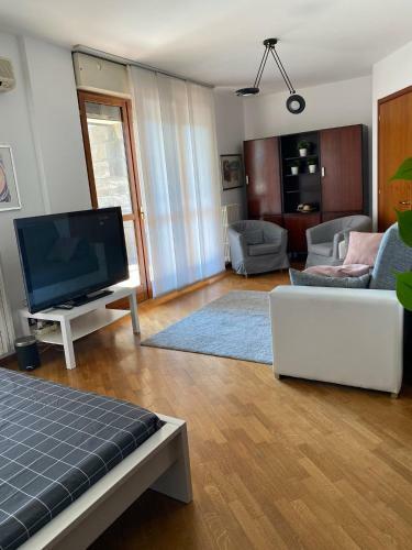 Hostal Bedandbreakfast Eni Torri Lombarde San Donato Bbqueen