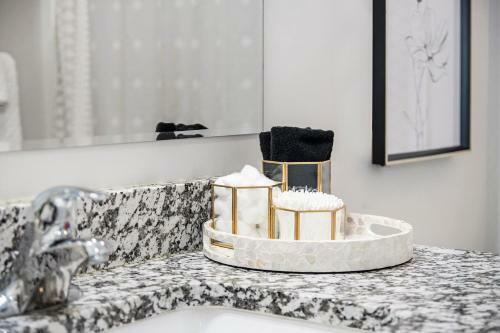 Apartamento Stunning Midtown Oasis - King & Queen Beds!
