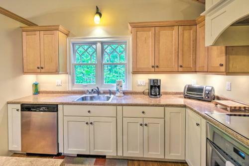 Spacious Bartlett Home With Fireplace And Kitchen