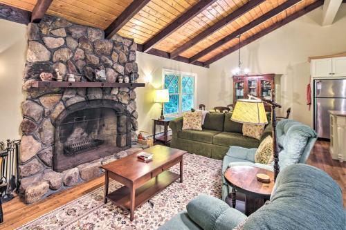 Spacious Bartlett Home With Fireplace And Kitchen