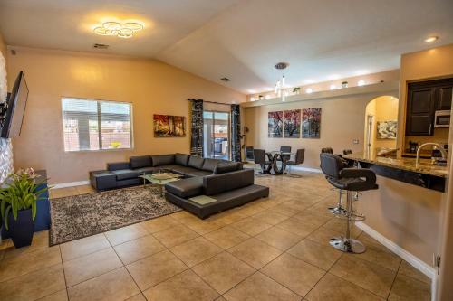 2700 Sq Ft House W/25foot Heatable New! Pool/spa