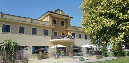 Giga Hotel