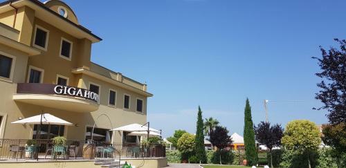 Giga Hotel