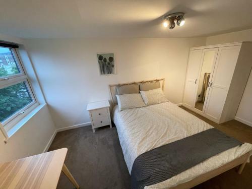 Apartamento Spacious 2-bedroom Flat Near Surbiton Station