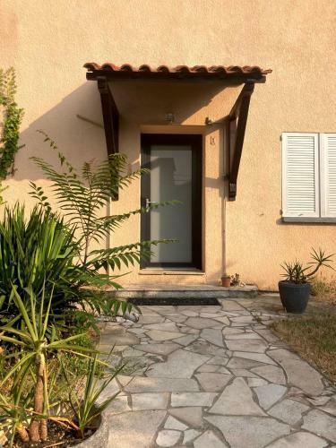 Charmante Maison, 3 Pi�ces, 2 Chambres Avec Jardin