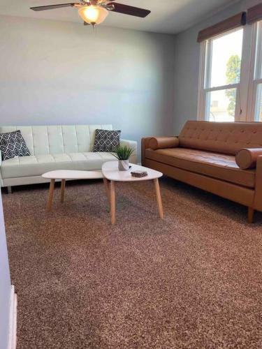 Modern & Recently Renovated Beach House. Sleeps 6