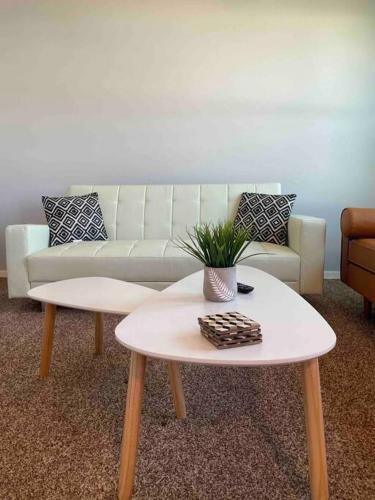Modern & Recently Renovated Beach House. Sleeps 6