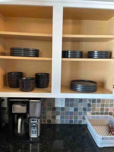 Modern & Recently Renovated Beach House. Sleeps 6