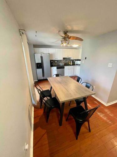 Modern & Recently Renovated Beach House. Sleeps 6