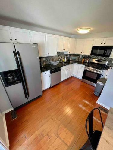 Modern & Recently Renovated Beach House. Sleeps 6