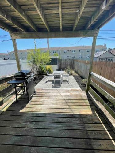 Modern & Recently Renovated Beach House. Sleeps 6
