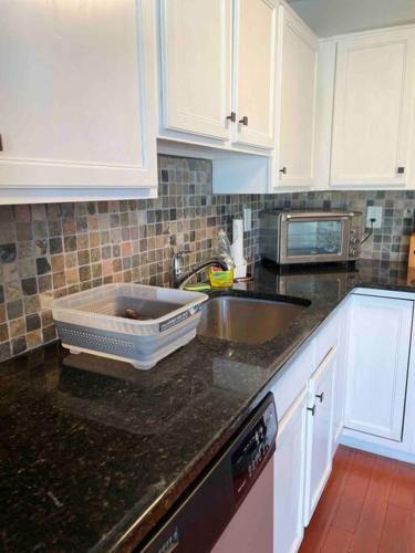 Modern & Recently Renovated Beach House. Sleeps 6