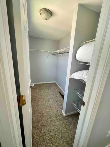 Modern & Recently Renovated Beach House. Sleeps 6