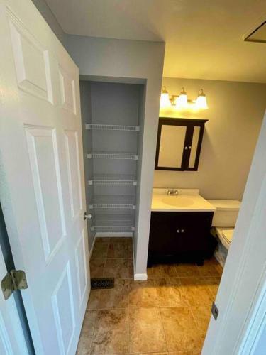 Modern & Recently Renovated Beach House. Sleeps 6