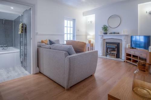 Ivy Cellar - 2 Bedroom Apartment - Tenby