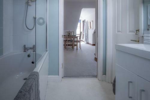 The Nest - 1 Bedroom Apartment - Tenby